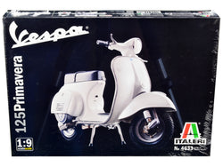 Vespa 125 Primavera Scooter Plastic Model Kit (Skill Level 3) 1/9 Scale Model by Italeri